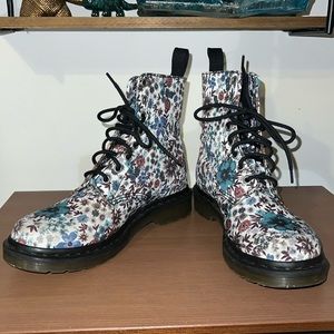 Dr. Martens 1460 Page